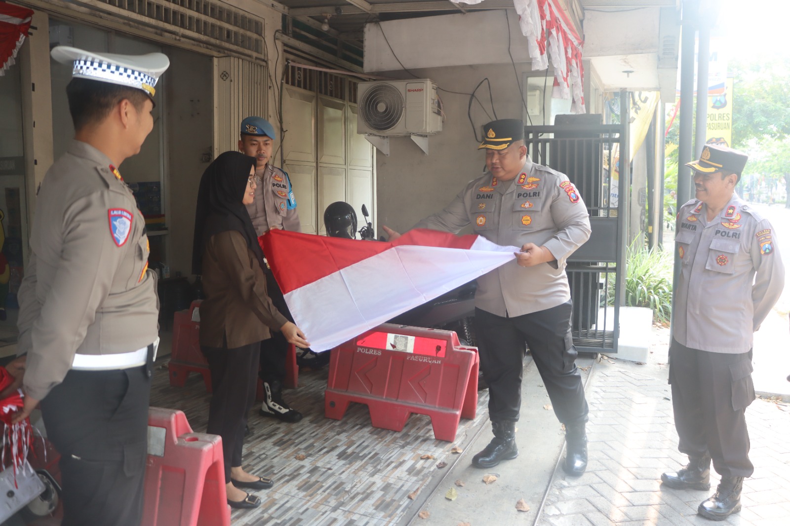 Kapolres Pasuruan Blusukan ke Desa-desa, Gelar Gebyar Bendera Merah Putih 