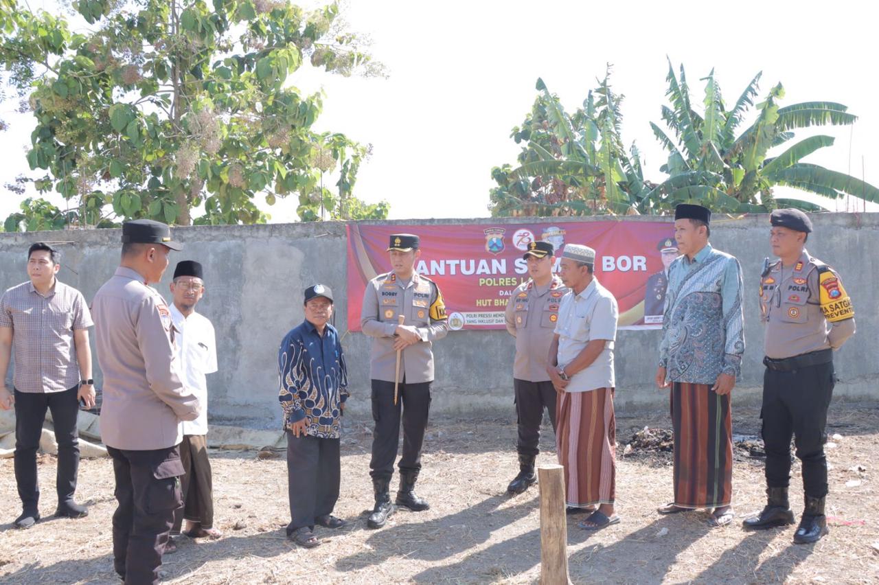 HUT Ke- 78 Bhayangkara, Kapolres Lamongan Tinjau Bantuan Sumur Bor dan Bedah Rumah