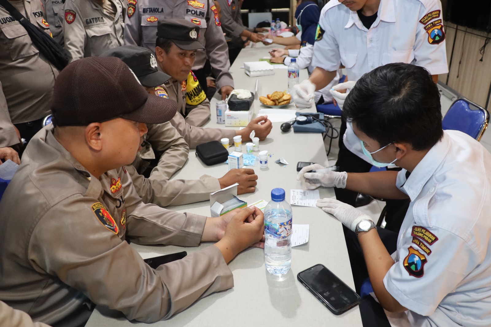 Polres Pelabuhan Tanjung Perak Cek Kesehatan dan Kelengkapan Petugas Pengamanan TPS Pilkada 2024