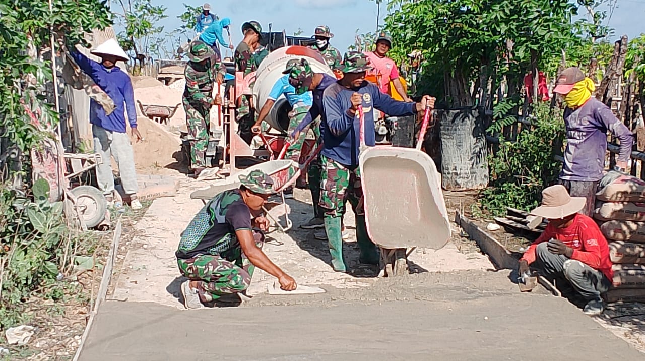 Satgas TMMD Bersama Warga Saling Kebut Selesaikan Pembangunan Jalan Beton di Desa Buddi