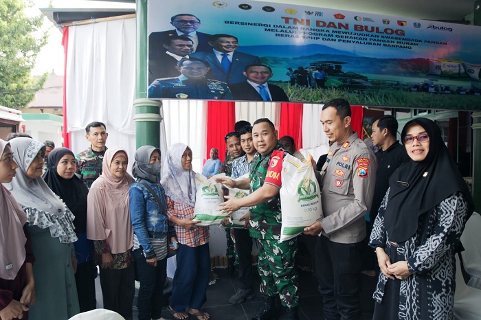 Dandim 0821/Lumajang Salurkan Beras SPHP: Ikuti Vicon Serentak Bersama Menhan dan Panglima TNI