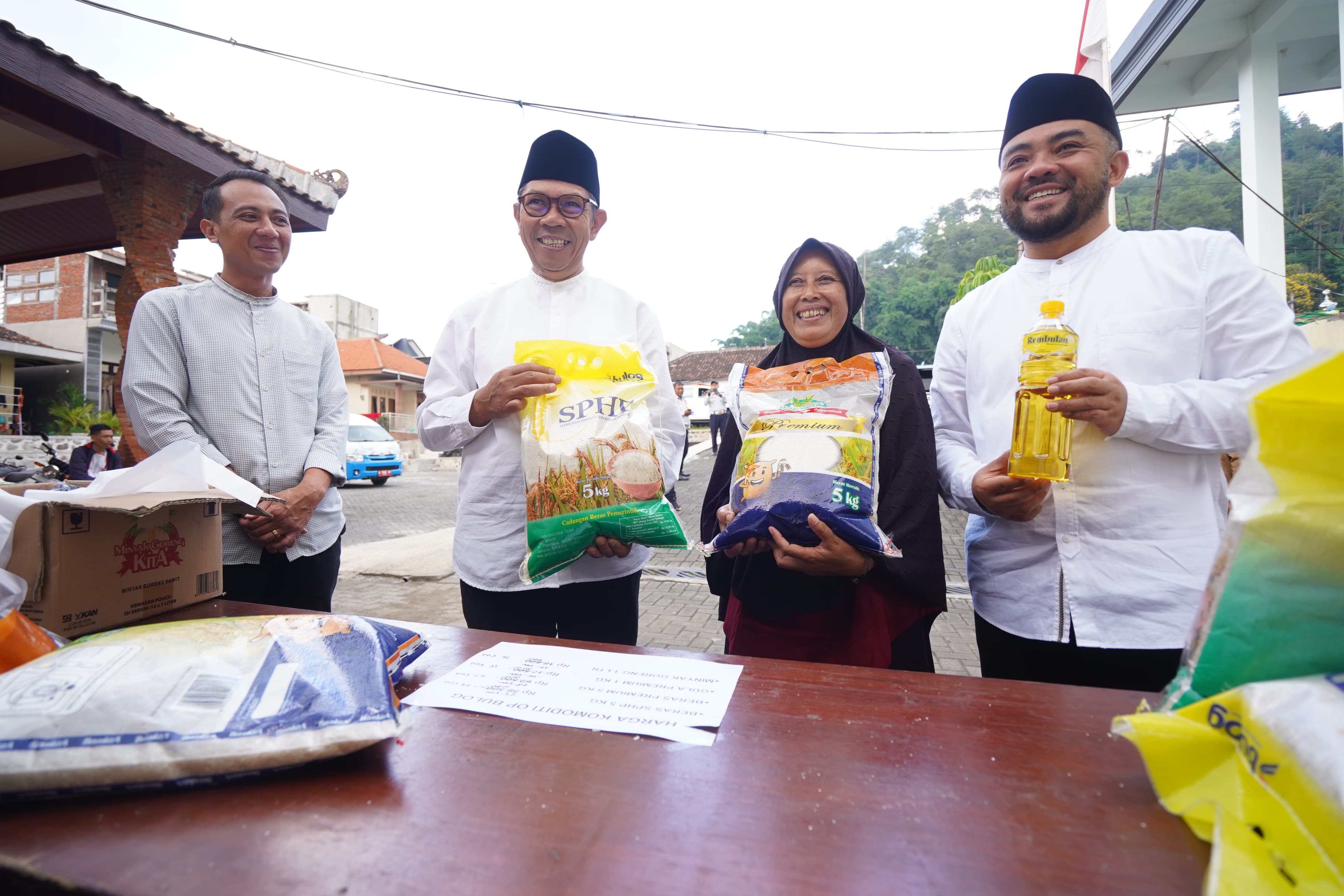 Wali Kota dan Wawali Batu Sidak Operasi Pasar Murah di Desa Sumberejo Guna Stabilkan Harga Pangan