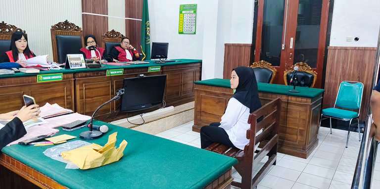 Wanita Muda di Surabaya Tergila-gila Judi Online, Main Pakai Dua HP Sekaligus