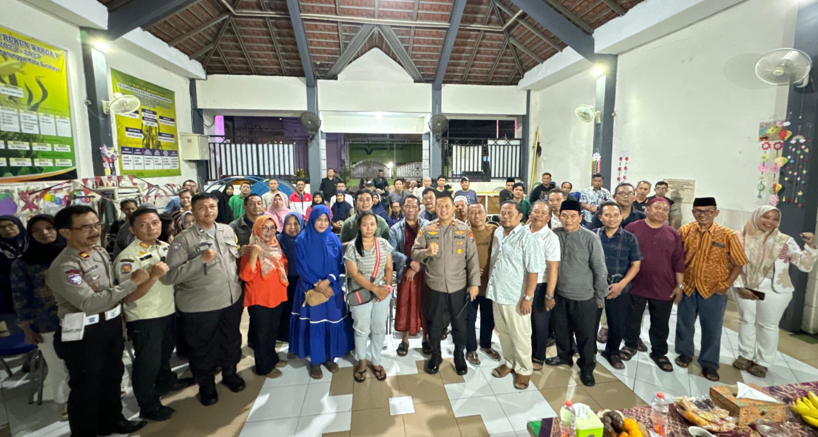 Perkuat Keamanan, Polsek Sukomanunggal dan Camat Sambangi Warga Simo Pomahan Baru