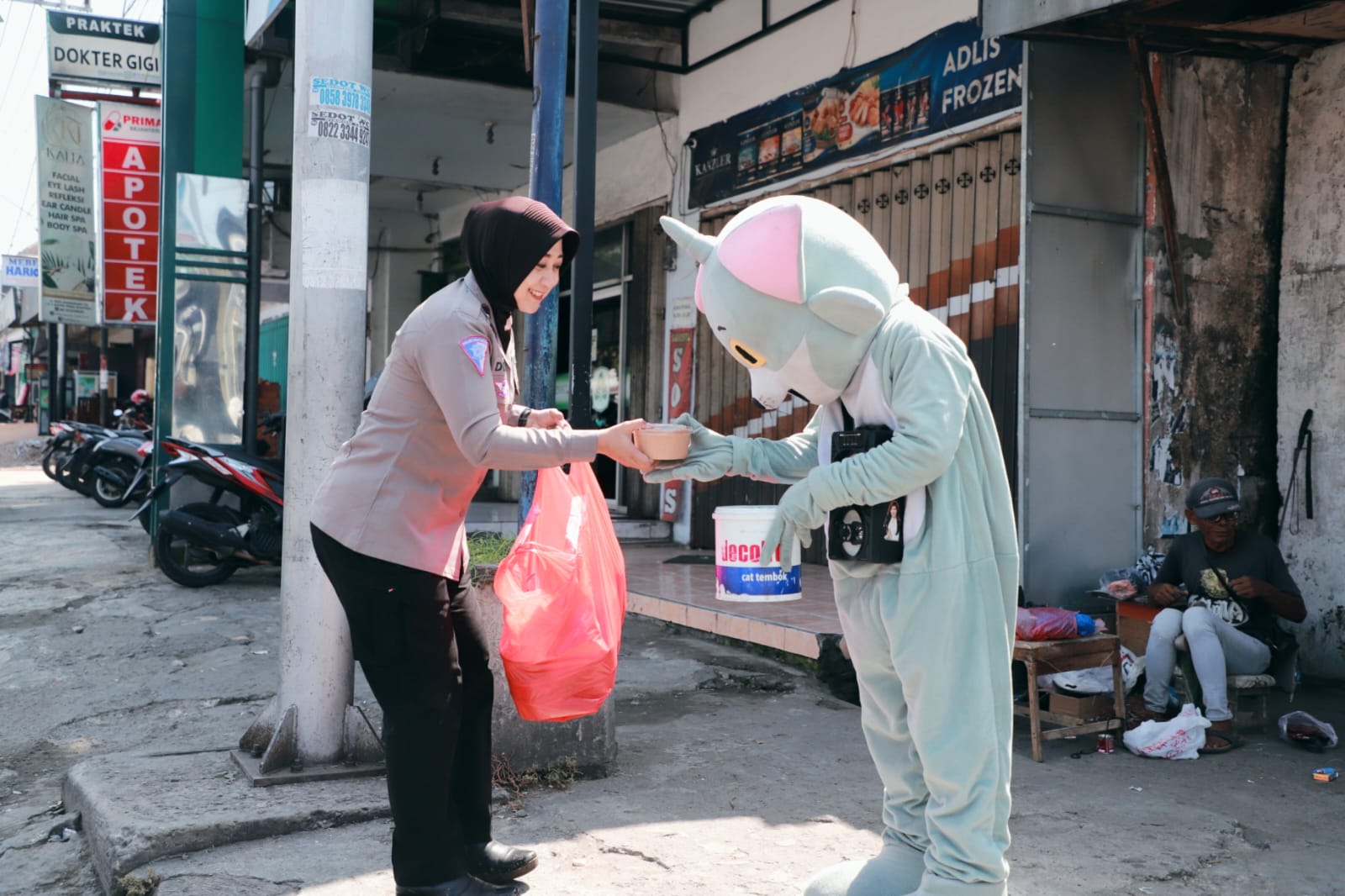 Jumat Berkah, Polwan Polres Kediri Bagikan Nasi Kotak sambil Imbauan Pasca-Pemilu 2024