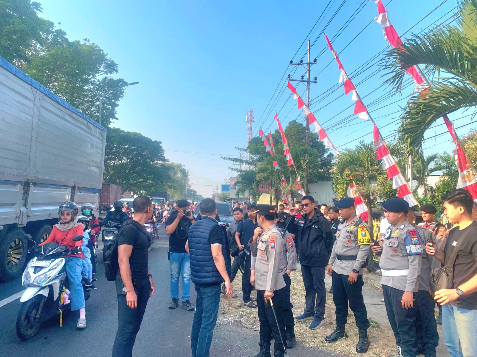 Jalur Pandaan-Sukorejo Rusuh Ulah Oknum Suporter, Mobil Dinas Polisi Dibakar