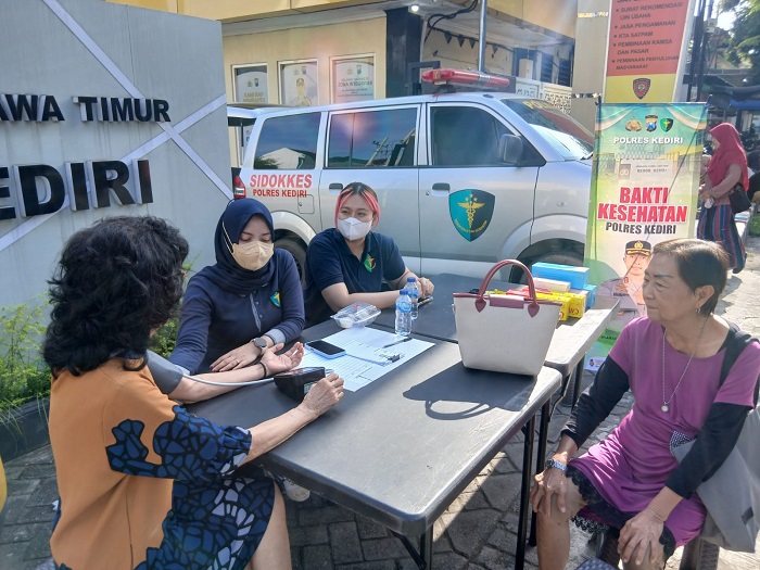 Bakti Kesehatan Polres Kediri Layani Warga di CFD Pare Secara Gratis