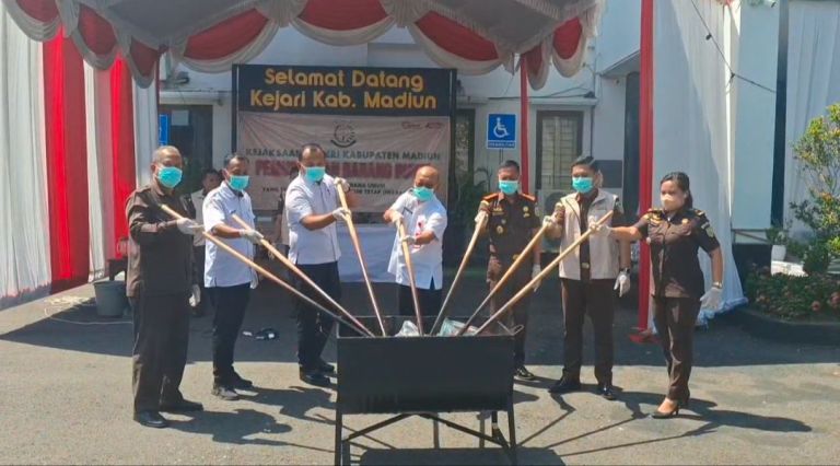 Kejari Madiun Musnahkan Belasan Kilogram Narkoba dan HP Sitaan