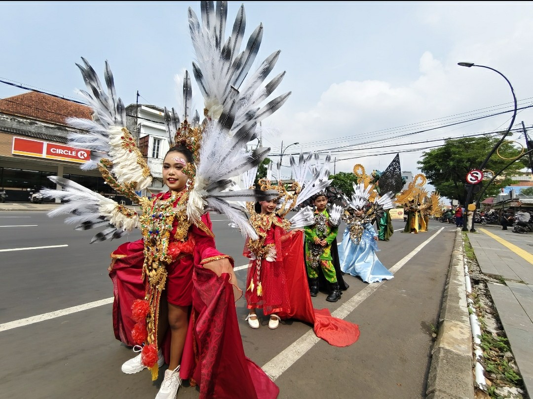 Aksi Gemas Model Cilik di Kemeriahan Surabaya Fashion Festival 2025