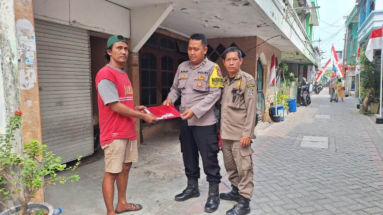 Polsek Benowo Bagikan Bendera Merah Putih dan Sampaikan Pesan Kamtibmas