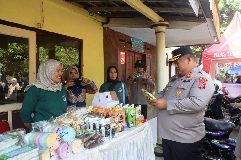 Komitmen Polres Pasuruan Gelar Gerakan Pangan Murah, Sediakan 2 Ton Beras untuk Warga Sukorejo dan Tosari