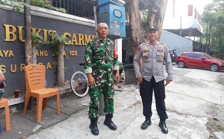 Polsek Sukomanunggal Amankan Ibadah Rutin Umat Kristiani