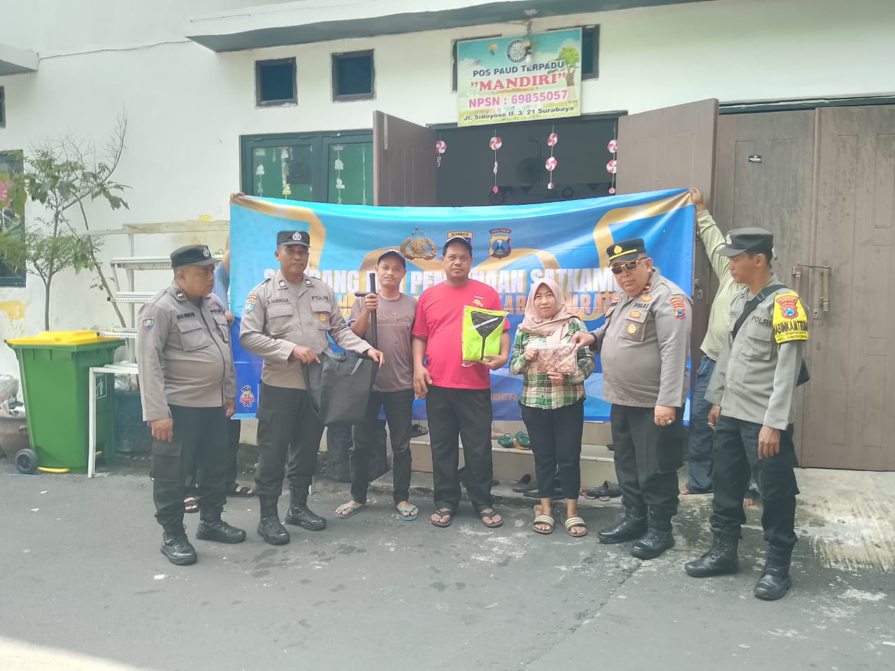 Bhabinkamtibmas Simokerto Bina Siskamling dan Sosialisasikan Call Center 110