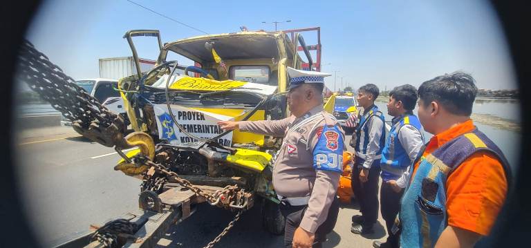 Rem Blong, Truk Proyek Pemkot Surabaya Tabrak Truk di Tol Perak