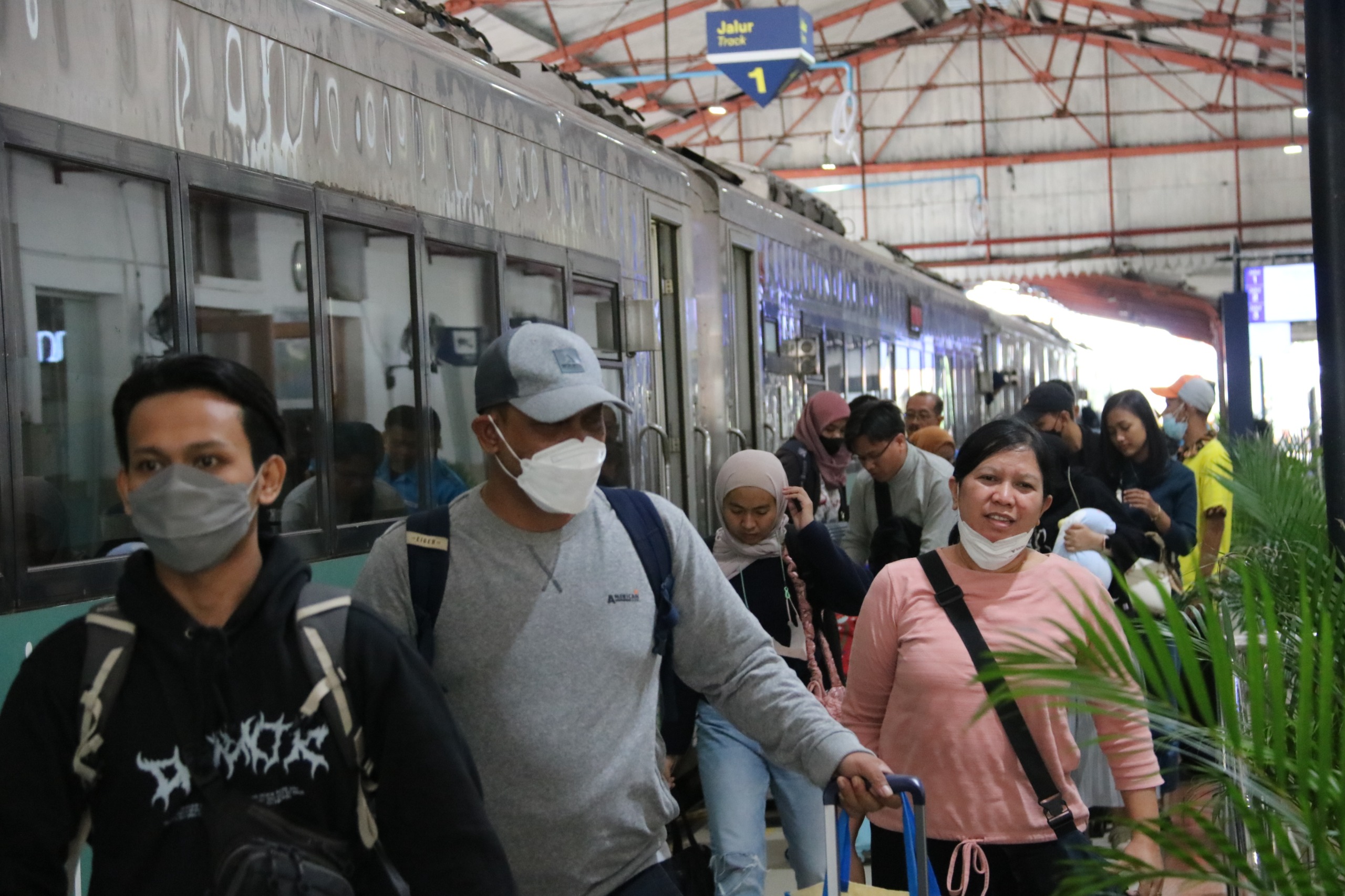 Ratusan Penumpang KA Padati Stasiun Jombang, Prediksi Puncak Kedatangan pada 6 April 2024