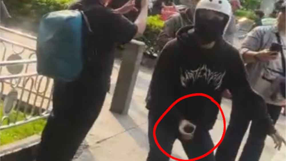 Wartawan Disway Disiram Air Keras saat Liput Demo Ricuh di Polda Metro Jaya, Pelaku Terekam!