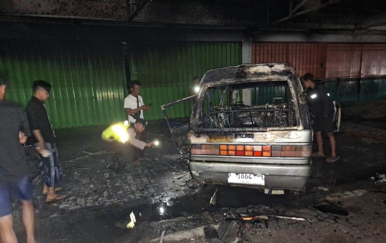 Usai Isi Pertalite, Mobil  di Situbondo Hangus Terbakar Depan Warung 