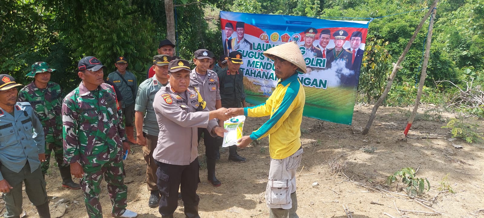 Kapolsek Bubulan Bersama Forkopimcam Lakukan Penanaman Jagung