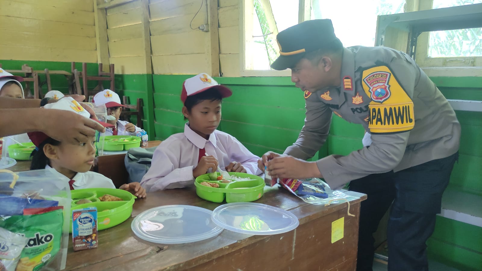 Murid SDN Terpencil Diberi Makan Siang Gratis Bergizi