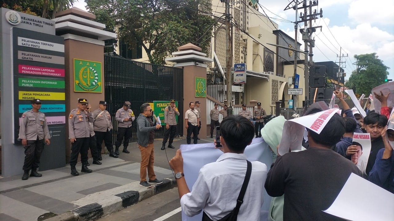 Polsek Gayungan Siagakan Personel Kawal Aksi Unjuk Rasa di Kejati Jatim