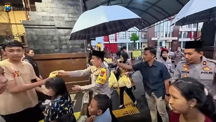 Polres Bojonegoro Bagikan Takjil Ramadan kepada Pengguna Jalan di Depan Mapolres