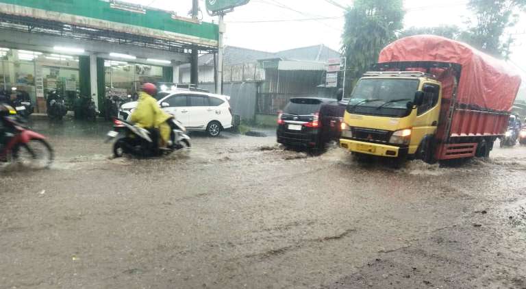 Genangan Air Kepung Jalan Pakusari Jember, Lubang Jalan Tersembunyi Bahayakan Pengendara