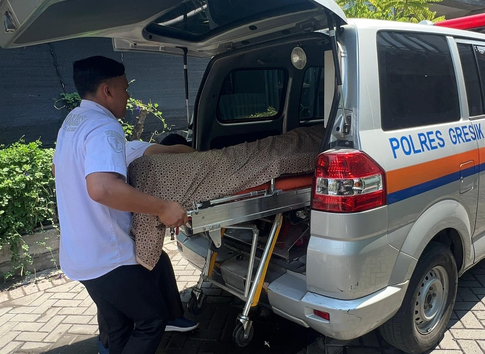 Pelayanan Humanis, Ambulans Polres Gresik Antar Jenazah Warga hingga Tempat Peristirahatan Terakhir