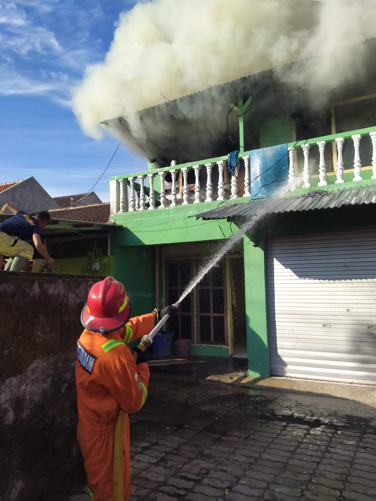 Tragis! Mahasiswa Tewas Terjebak Api di Kebakaran Kos Jember, Satu Petugas Damkar Terluka