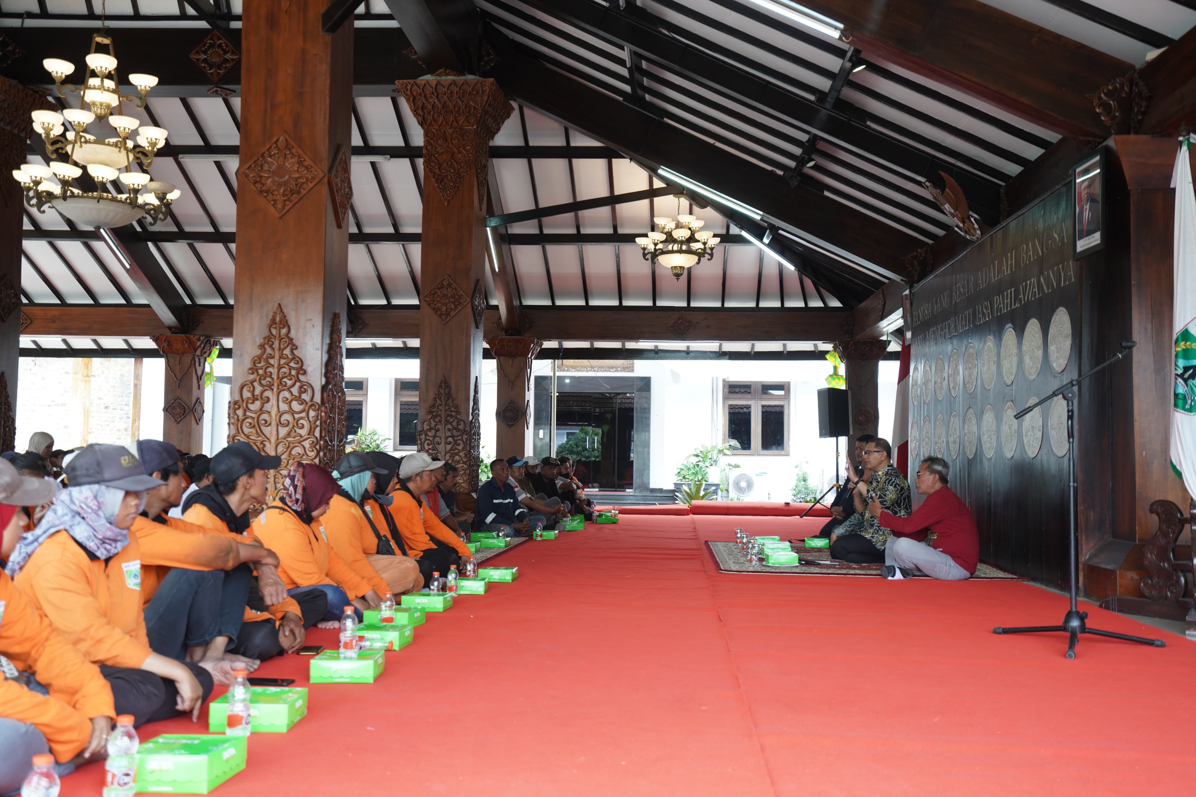 Makan Bersama dengan Tenaga Kebersihan, Pj Wali Kota Batu Janjikan Hadiah Umrah