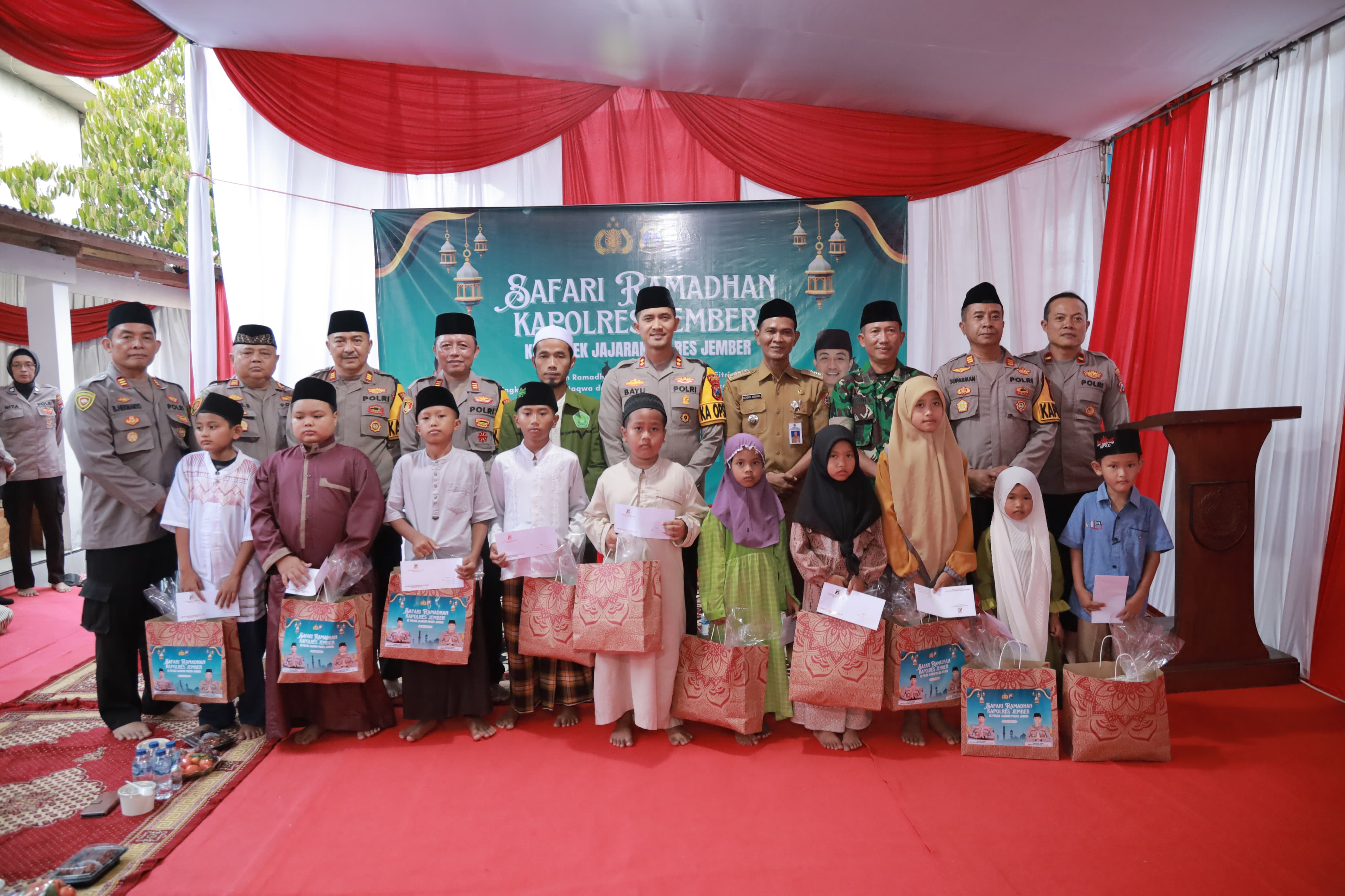 Safari Ramadan, Kapolres Jember Berbagi Kebahagiaan dengan Anak Yatim
