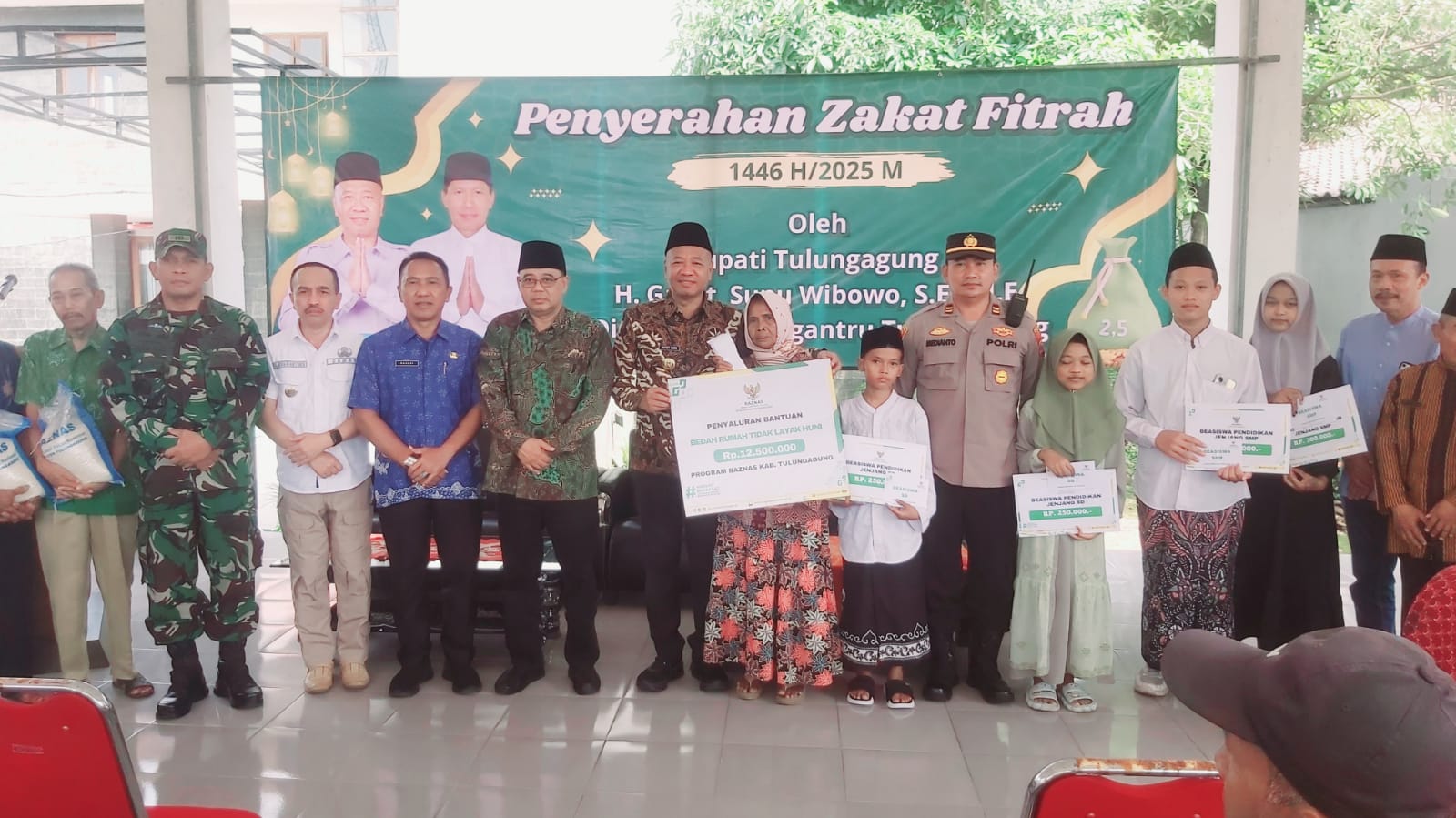 Bupati Gatut Sunu Salurkan Bantuan dan Zakat Fitrah Kepada Warga Kecamatan Ngantru