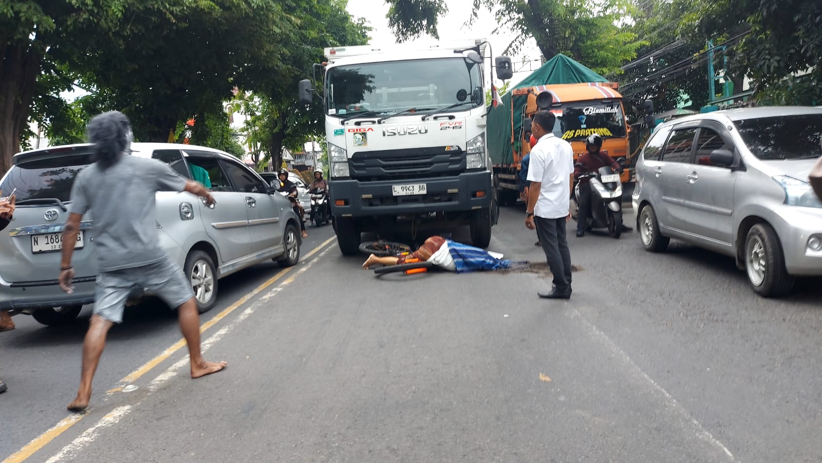 Pengendara Sepeda Pancal Terlindas Tronton di Depan TMP Bangil