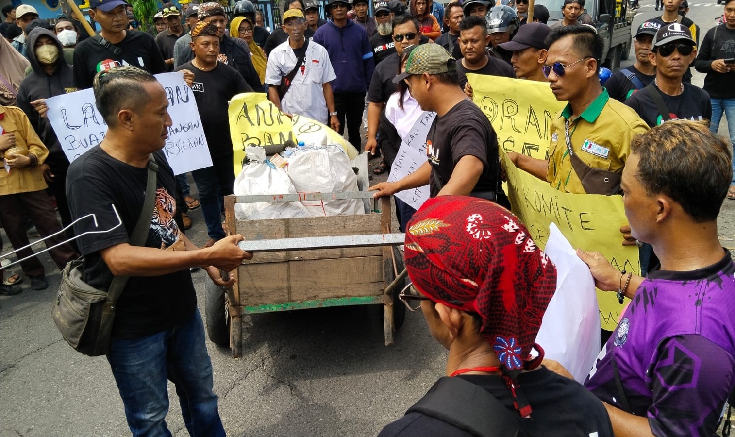Puluhan Massa Geruduk Kantor Cabdisdik Jatim Wilayah Jombang, Ternyata Ini Penyebabnya 
