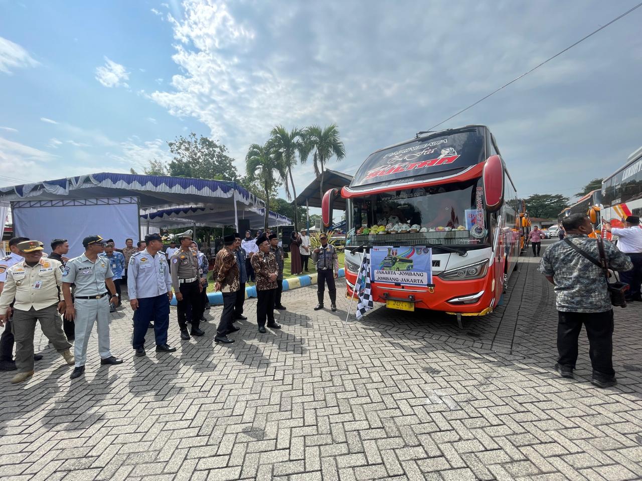 Ratusan Orang Manfaatkan Angkutan Balik Gratis Lebaran 2026 yang Disediakan Pemkab Jombang