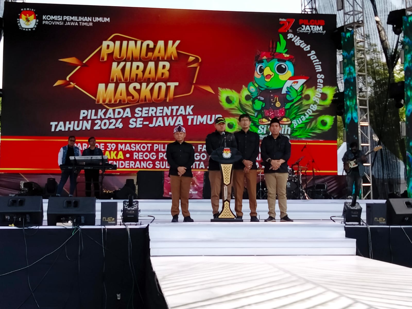 Puncak Kirab Maskot Pilkada Serentak 2024 di Tugu Pahlawan