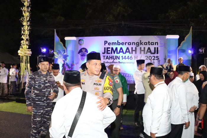 Kapolresta Banyuwangi Bersama Forkopimda Kawal Pelepasan 752 CJH Kloter 42 dan 43