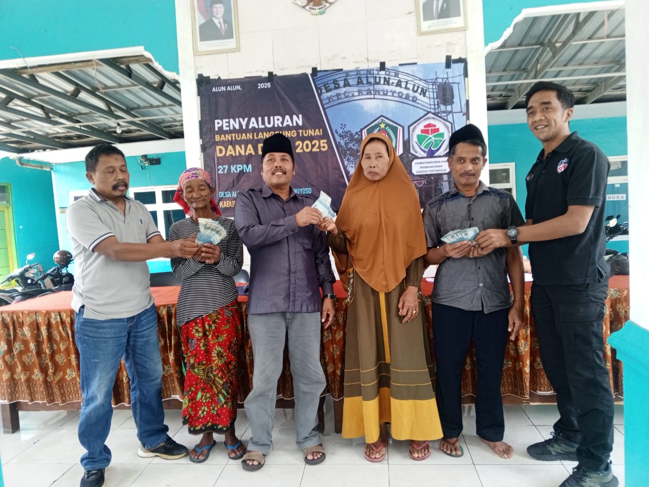 Penghujung Tahun, Pemdes Alun-Alun Salurkan Bantuan Langsung Tunai Dana Desa kepada Warga Penerima Manfaat