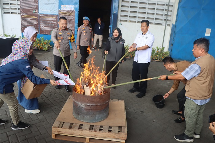 Kapolres Pasuruan Ikut Musnahkan Surat Suara Rusak 