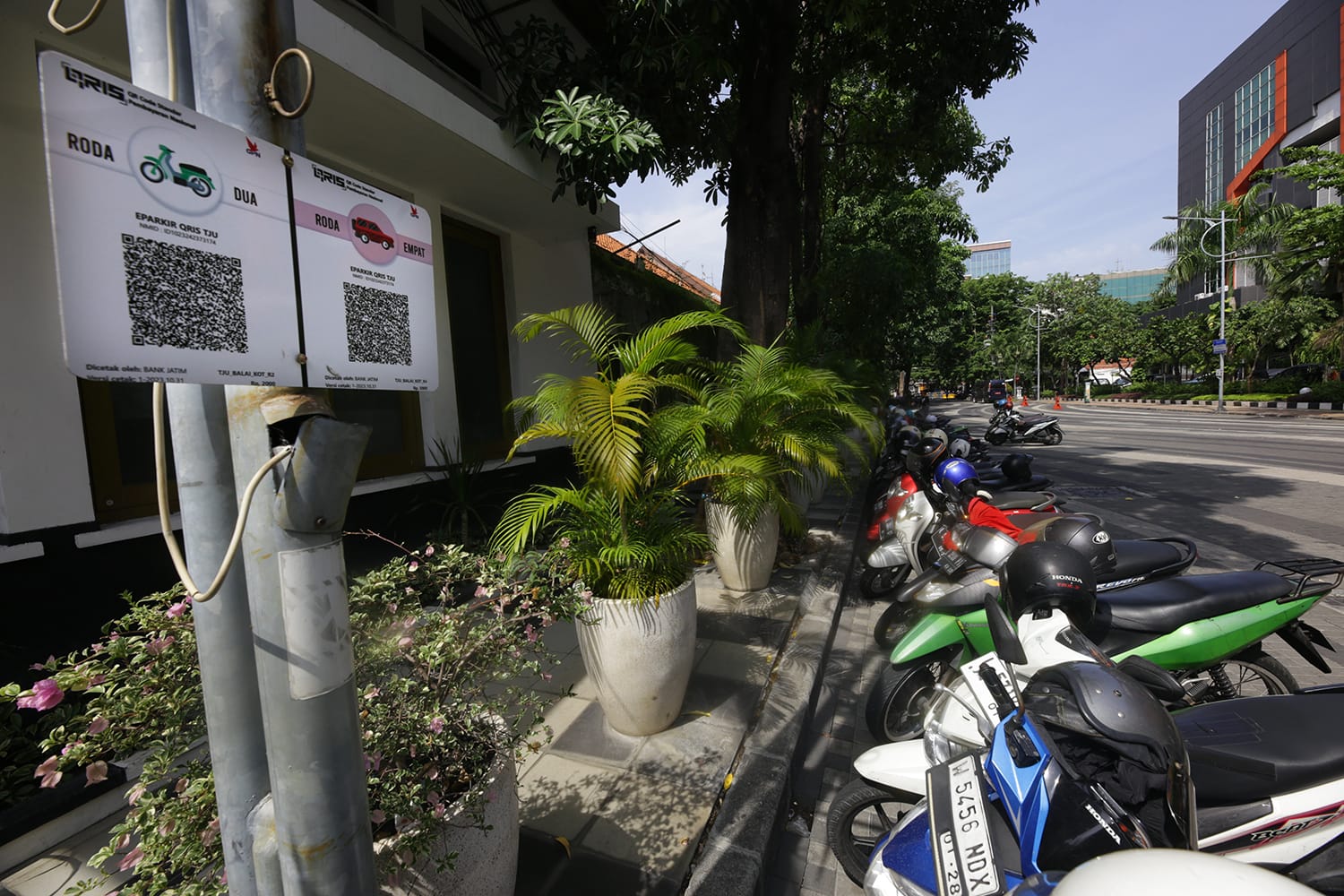 Dishub Surabaya Tetapkan 5 Ruas Jalan sebagai Pilot Project Pembayaran Parkir Melalui QRIS