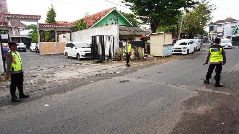 Personel Polres Bangkalan Jaga Ketat Gereja Paroki Maria Fatima