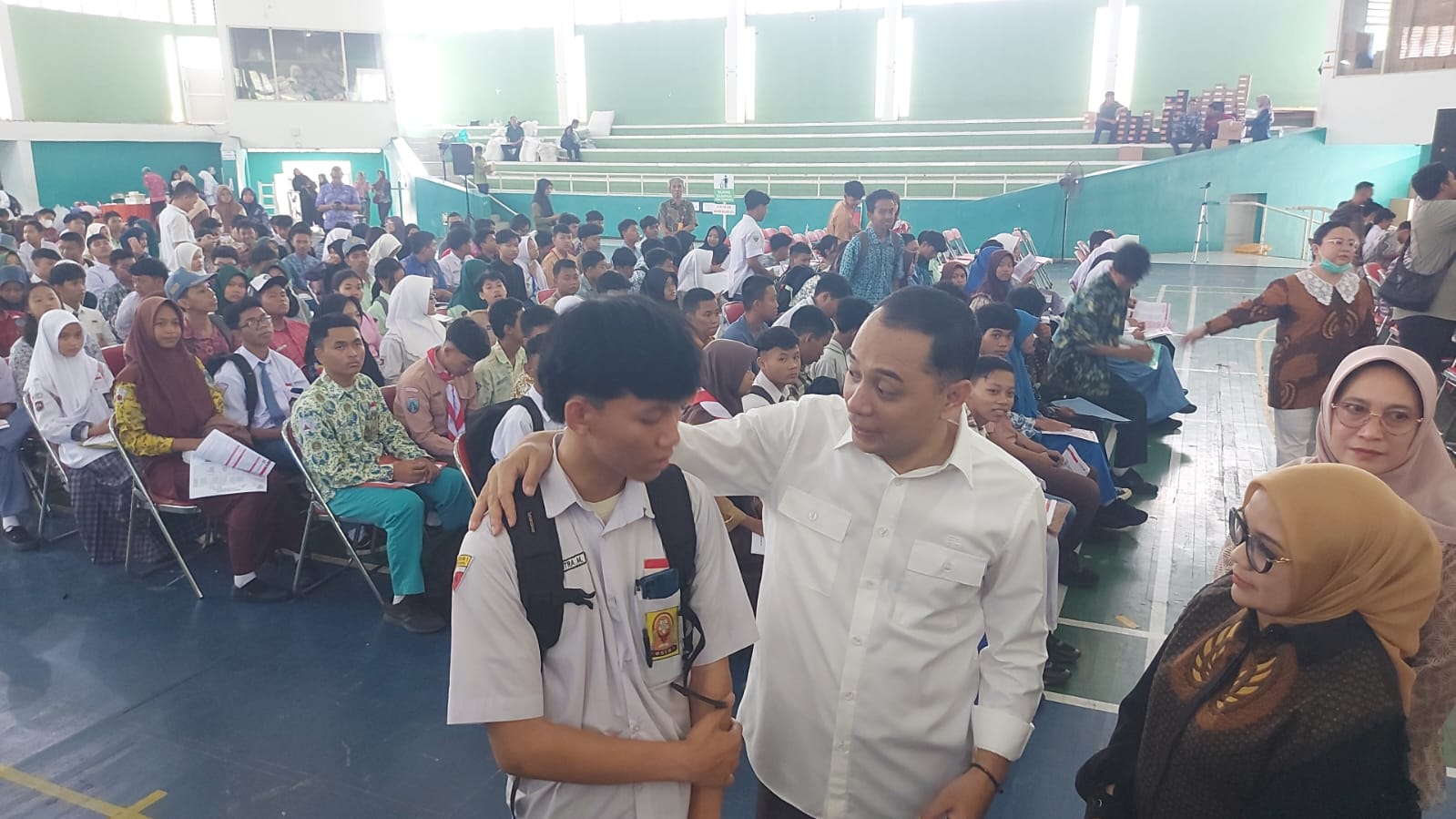 Pemkot Surabaya Beri Perlengkapan Sekolah Gratis untuk 6.144 Pelajar SMA/SMK