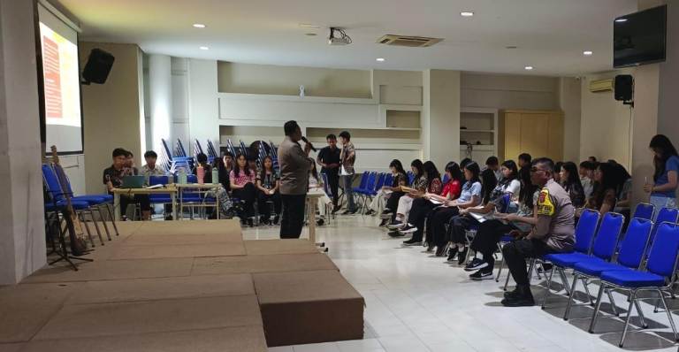 Kapolsek Lakarsantri Bekali Calon Pengurus OSIS SMP MDC Surabaya Jiwa Kepemimpinan