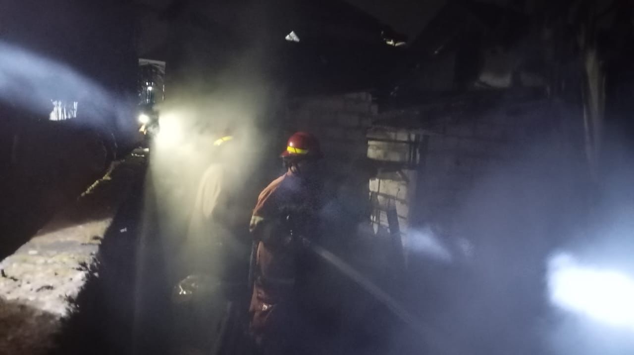 Lupa Padamkan Tungku Kayu Bakar, Rumah Lansia di Bungah Gresik Dilalap Api