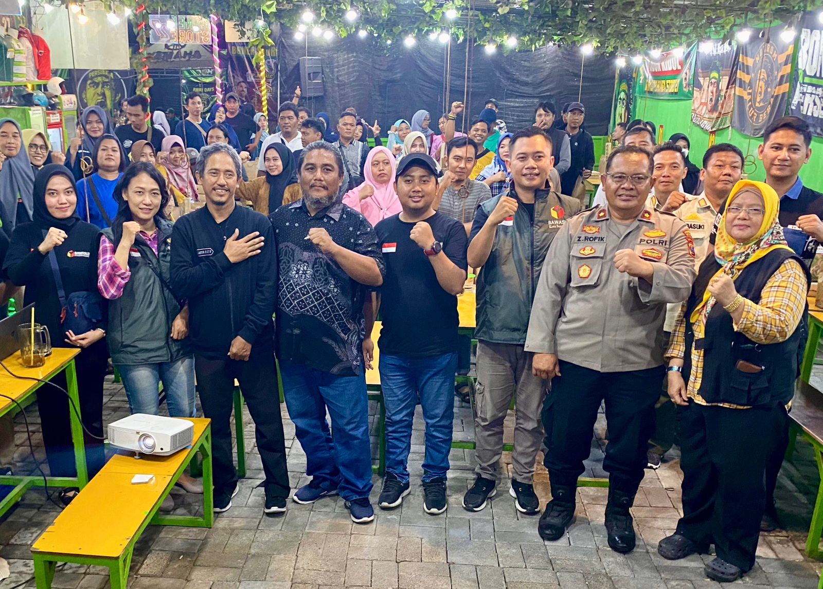 Resmikan Pojok Pengawasan di Warkop Bonek Store, Panwascam Sukomanunggal Minta ASN Jaga Netralitas