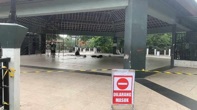 DLH Gresik Mulai Perbaiki Atap Pendopo Alun-Alun yang Ambrol: Bocah Main Bola Diduga Jadi Pemicu Kerusakan