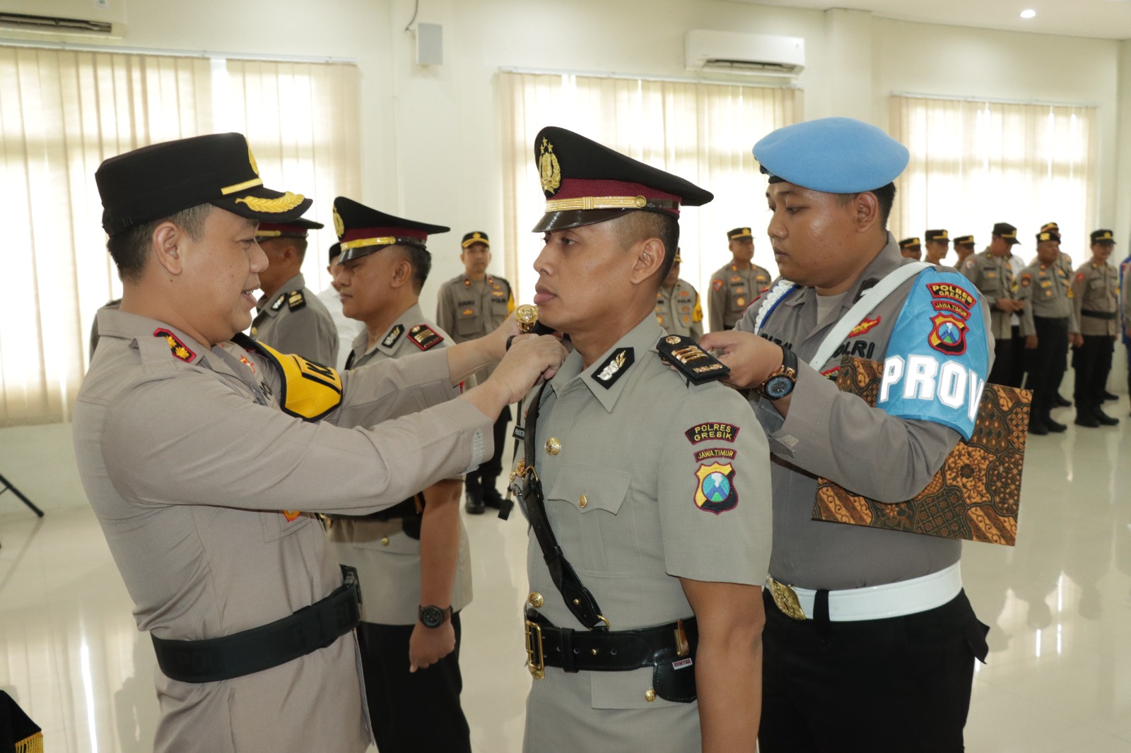 Kapolres Gresik Pimpin Upacara Pergantian Jabatan Kapolsek Wringinanom dan Balong Panggang