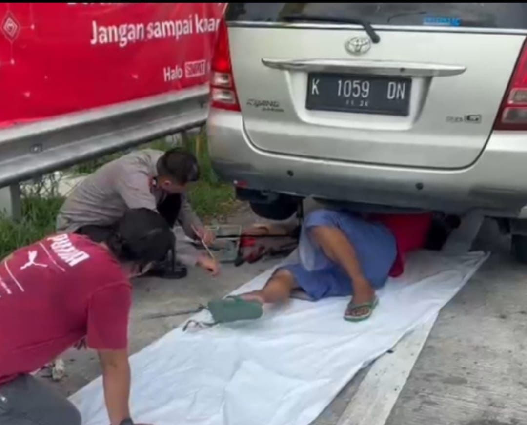 Polres Ngawi Sigap Bantu Pemudik Alami Kendala Kendaraan di Exit Tol
