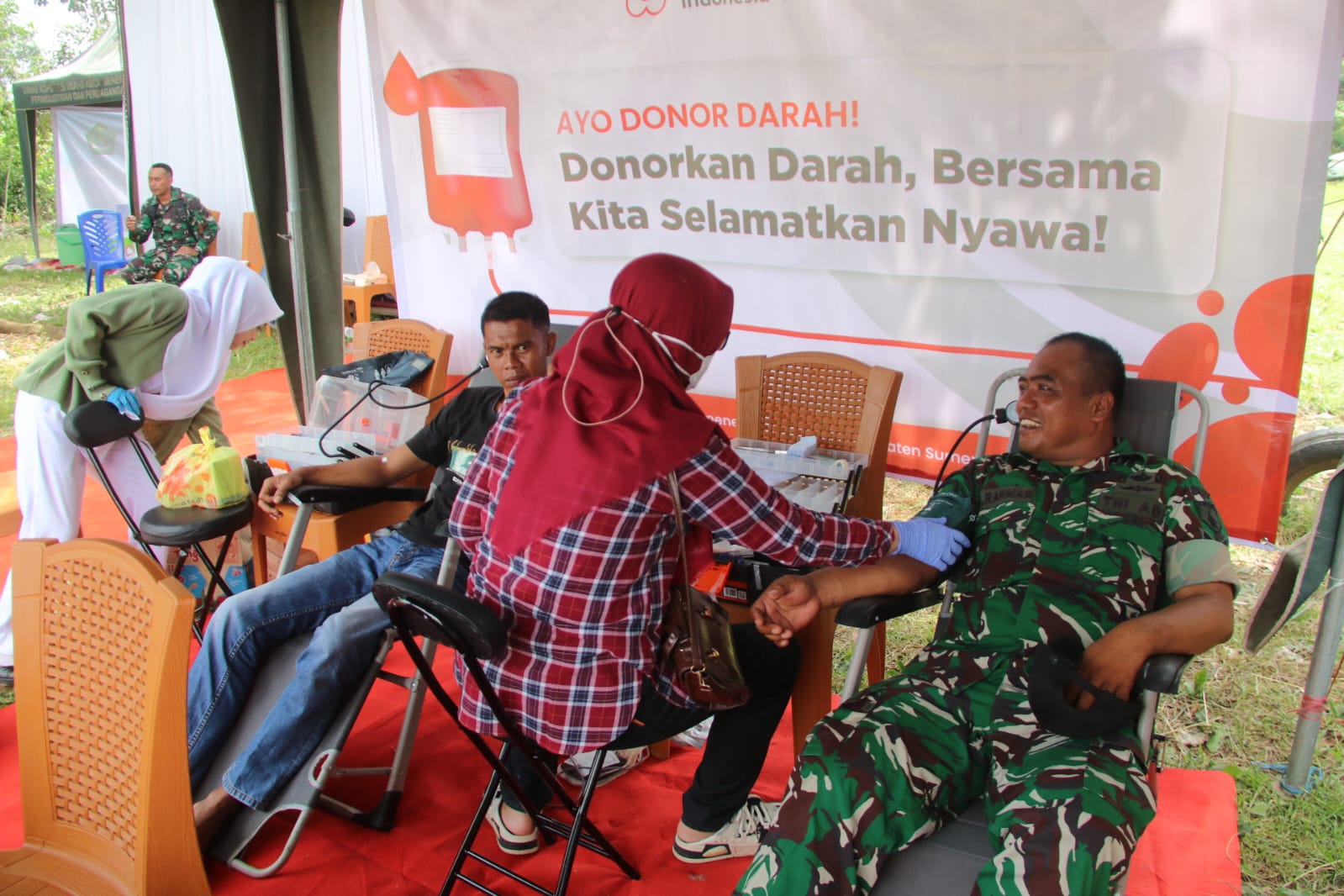 Warga dan TNI Antusias Ikuti Donor Darah di Stand TMMD Ke-127 Kodim Sumenep