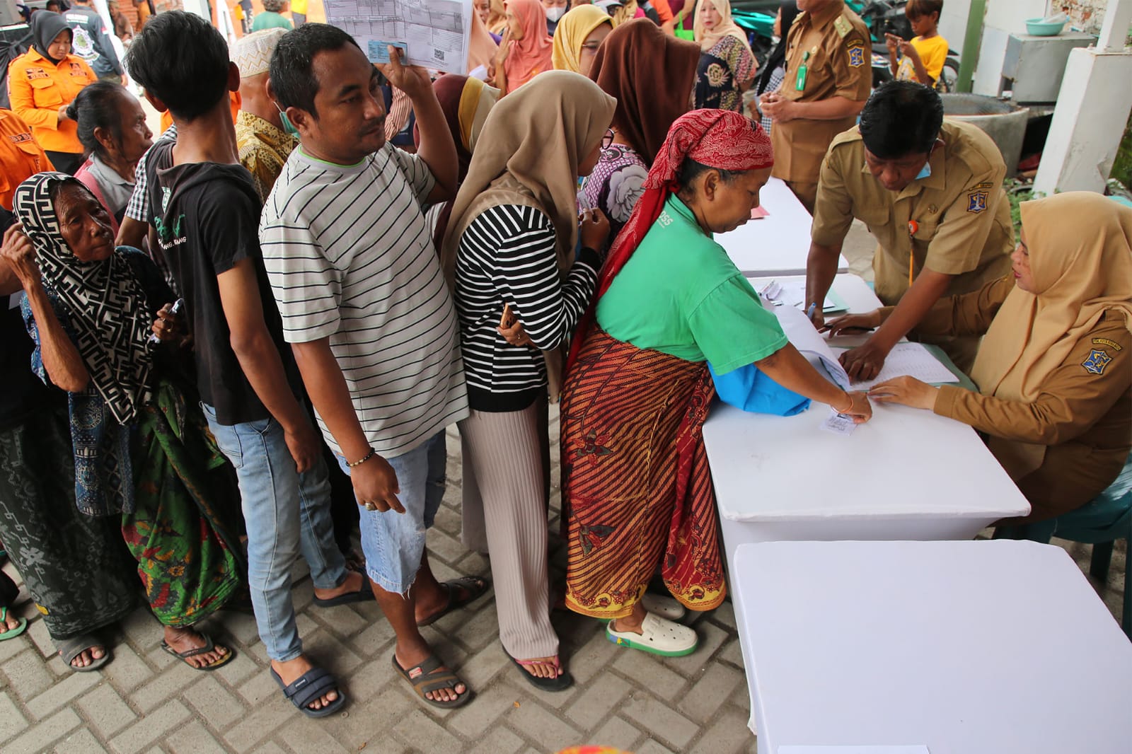 Pemkot Surabaya Bagikan 6 Ribu Paket Sembako Serentak di 31 Kecamatan