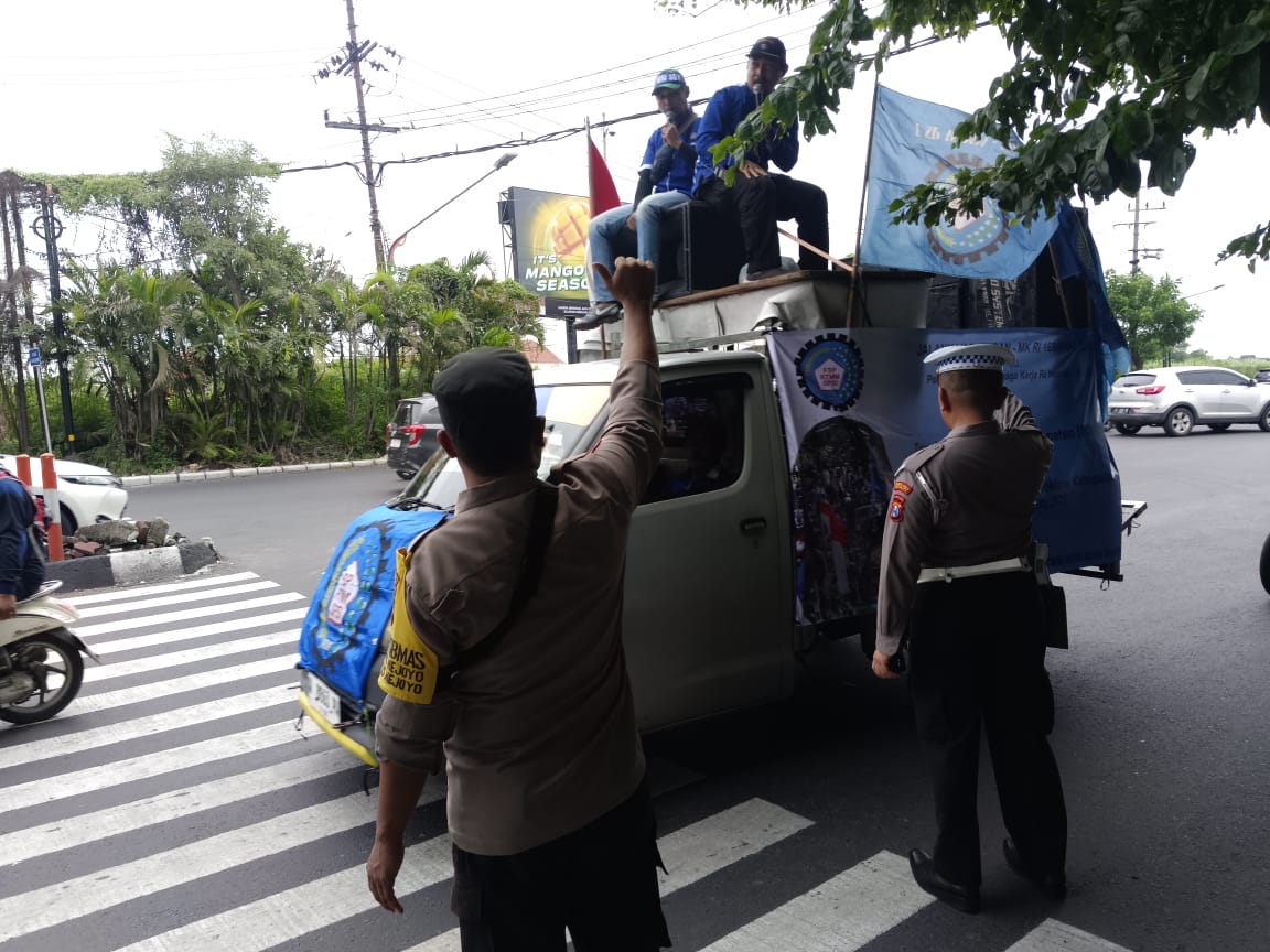 Polsek Tenggilis Mejoyo Kawal Massa Buruh di Kawasan Industri SIER